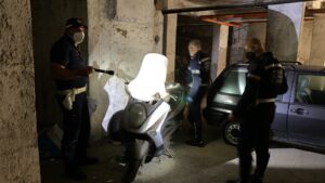 Ostia, nel garage discarica e auto senza assicurazioni: blitz della Polizia locale 
