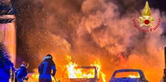 Santa Marinella, notte di fuoco: bruciate quattro auto