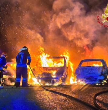 Santa Marinella, notte di fuoco: bruciate quattro auto