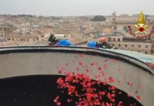 Pioggia di petali rossi nel Pantheon: cerimonia suggestiva nel cuore di Roma (VIDEO)