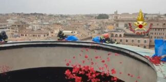 Pioggia di petali rossi nel Pantheon: cerimonia suggestiva nel cuore di Roma (VIDEO)