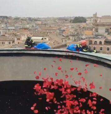 Pioggia di petali rossi nel Pantheon: cerimonia suggestiva nel cuore di Roma (VIDEO)