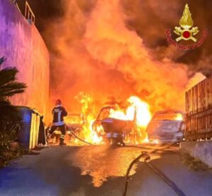 Santa Marinella, notte di fuoco: bruciate quattro auto