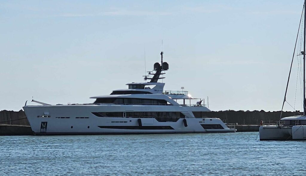 I ricconi sbarcano a Ostia con i loro yacht di lusso: all’ancora milionari spagnoli, svizzeri e arabi 2