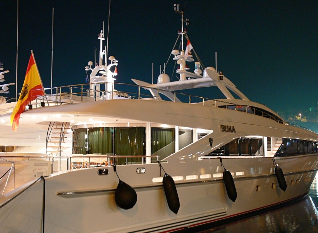 I ricconi sbarcano a Ostia con i loro yacht di lusso: all’ancora milionari spagnoli, svizzeri e arabi 3