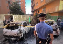 Incendio distrugge scooter e veicoli a Roma, una persona intossicata