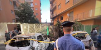 Incendio distrugge scooter e veicoli a Roma, una persona intossicata