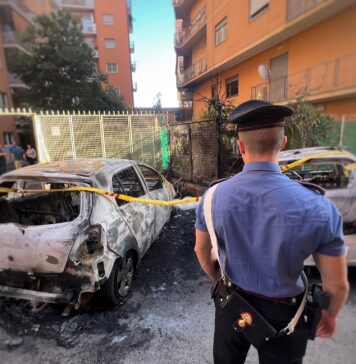 Incendio distrugge scooter e veicoli a Roma, una persona intossicata