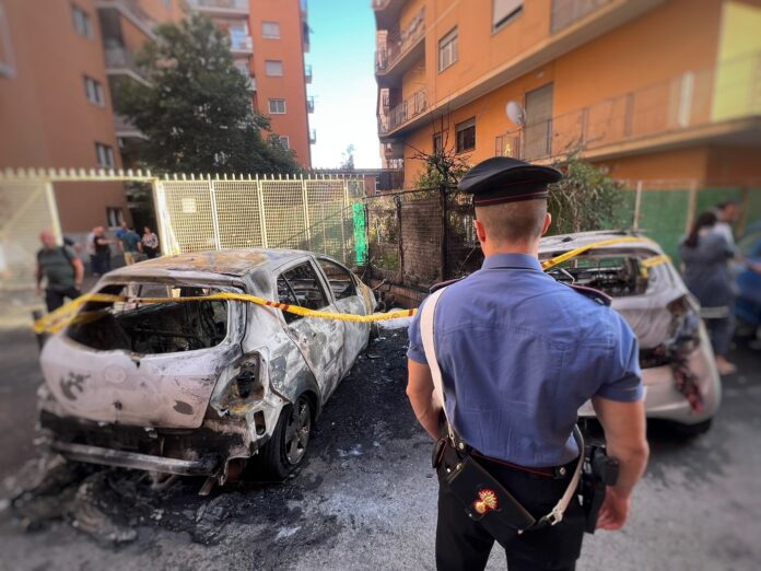 Incendio distrugge scooter e veicoli a Roma, una persona intossicata