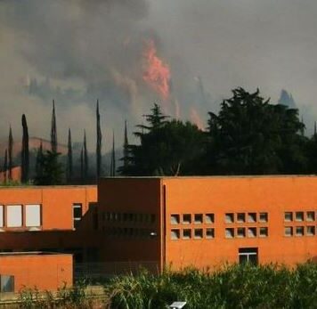 Incendio in zona Borghesiana, strada chiusa e bus deviati