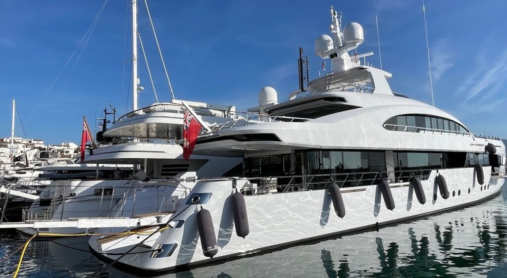 I ricconi sbarcano a Ostia con i loro yacht di lusso: all’ancora milionari spagnoli, svizzeri e arabi 1