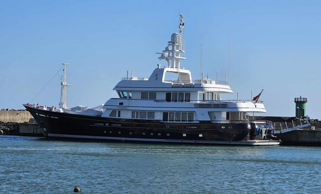 I ricconi sbarcano a Ostia con i loro yacht di lusso: all’ancora milionari spagnoli, svizzeri e arabi 4