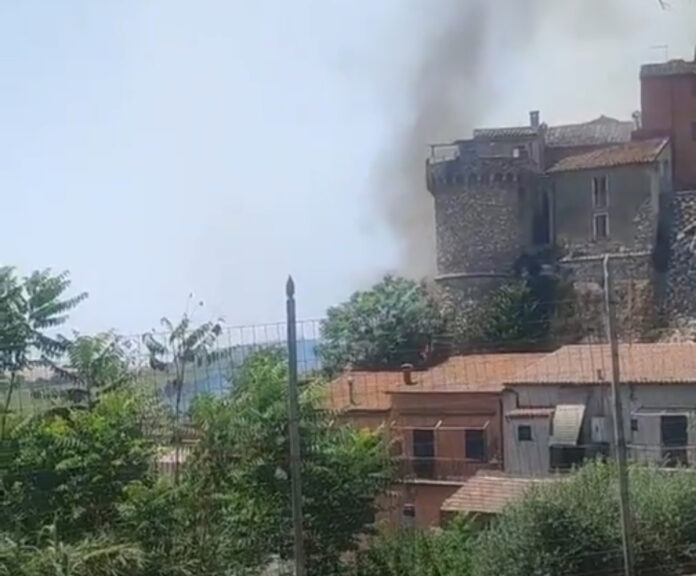 Incendio vicino al centro storico, paura alle porte di Roma