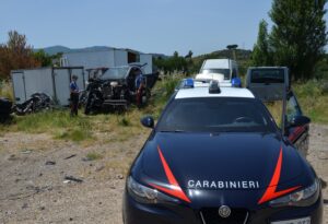 Deposito di veicoli rubati (e non solo) alle porte di Roma: carabinieri sequestrano area