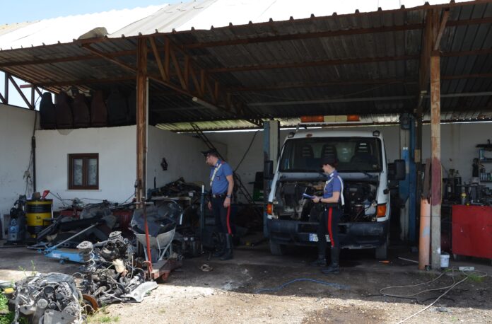 Deposito di veicoli rubati (e non solo) alle porte di Roma: carabinieri sequestrano area