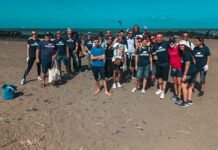 Fiumicino, rifiuti sulla spiaggia: volontari in azione rimuovono centinaia di chili di immondizia