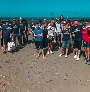 Fiumicino, rifiuti sulla spiaggia: volontari in azione rimuovono centinaia di chili di immondizia