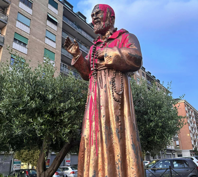 Quadraro, il Priot Pride passa e imbratta la statua di Padre Pio (VIDEO) 1