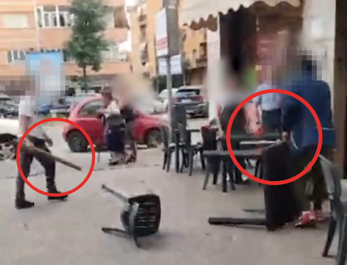 Roma, scene da Far West in strada: sprangate e lanci di tavoli terrorizzano i clienti di un bar (VIDEO) 1