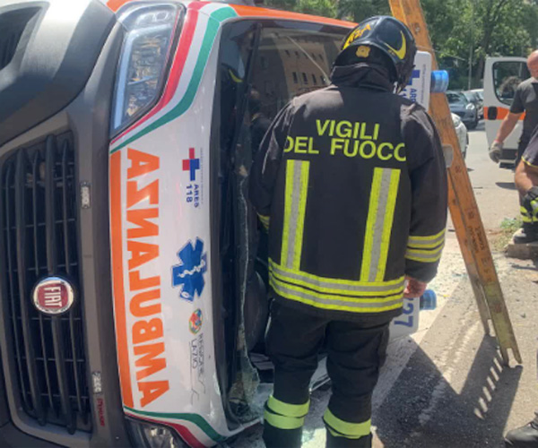 Roma, incidente tra un'ambulanza e un'auto: ferito l'autista dell'ARES 118 1