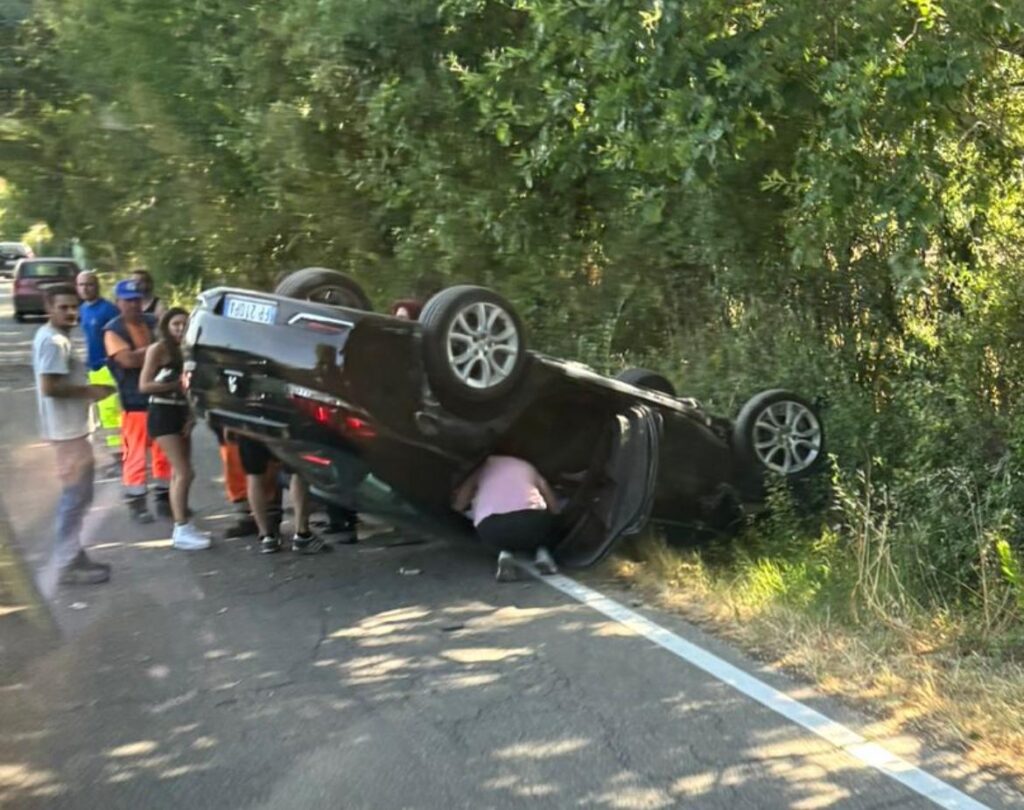 Grave incidente vicino Tivoli: auto si ribalta. Sul posto i vigili del fuoco 1