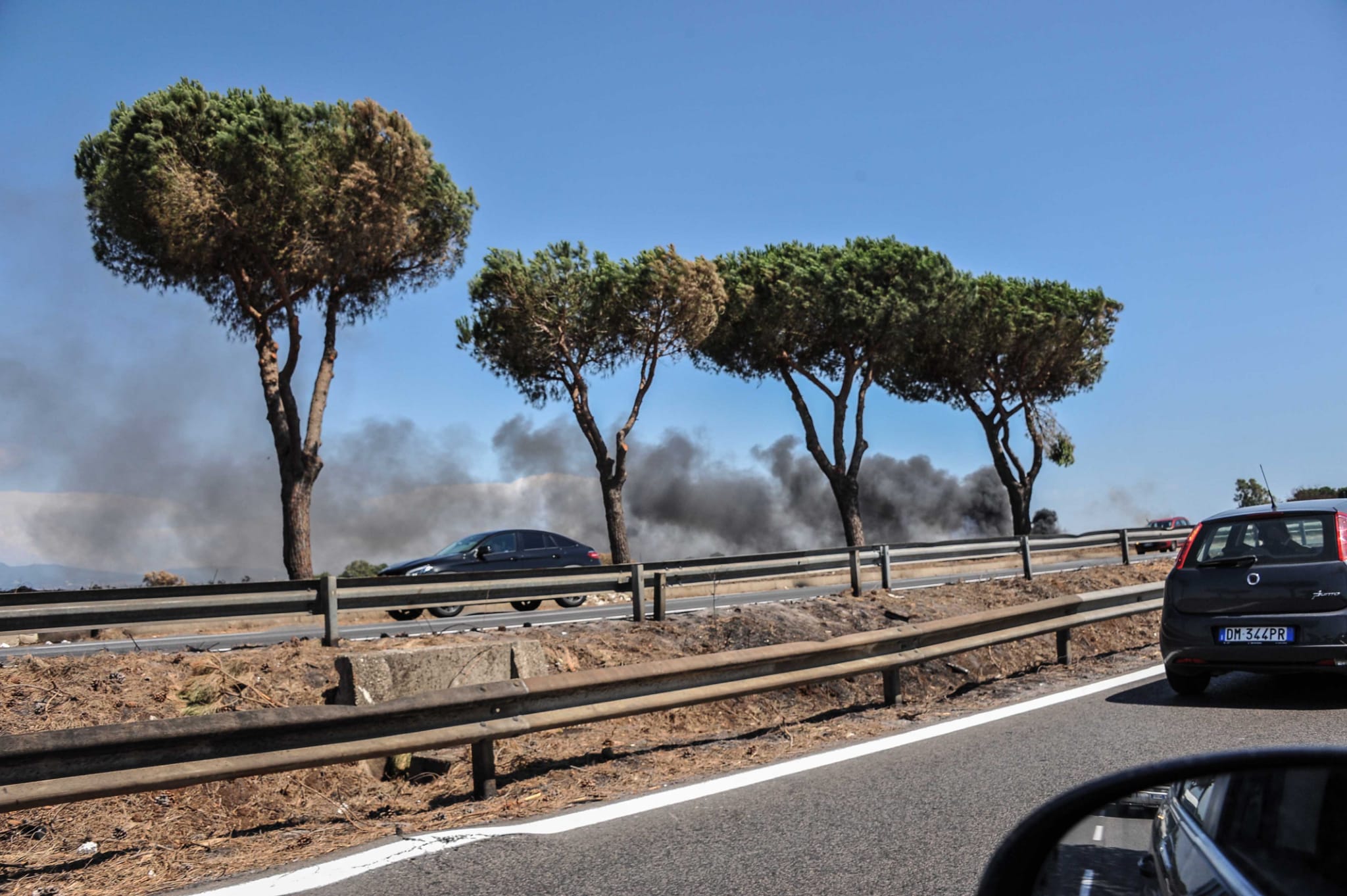 Incendio al campo rom, nuvola di fumo sulla Pontina 3