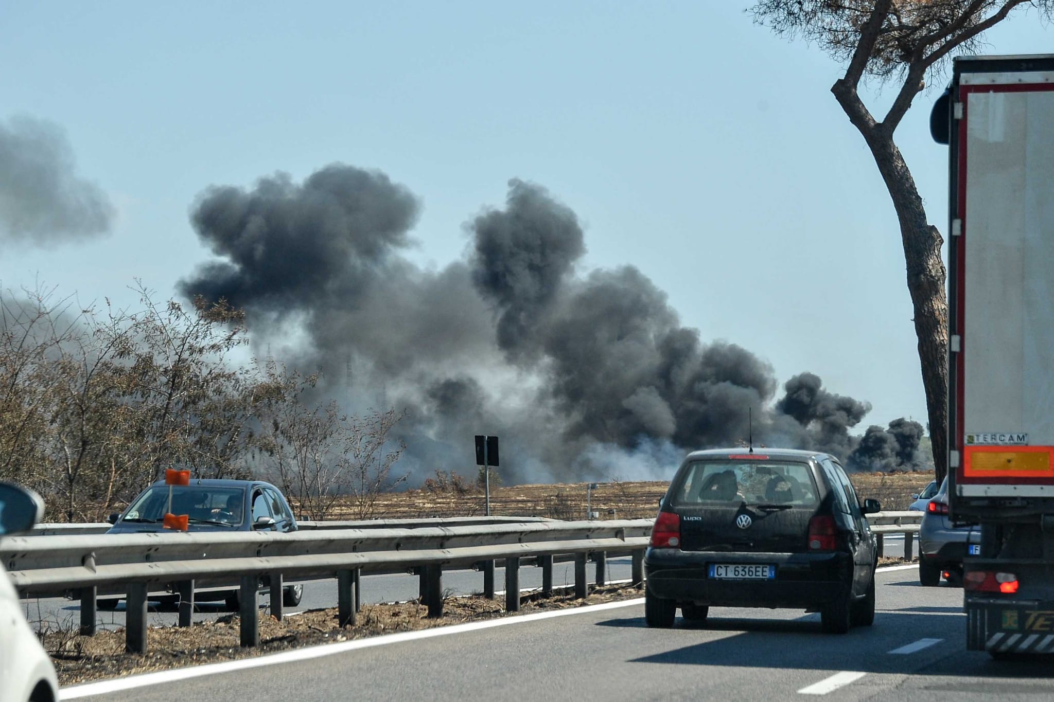 Incendio al campo rom, nuvola di fumo sulla Pontina 2
