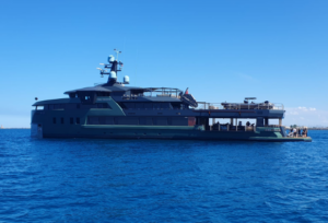 A Ostia il Pink Shadow, un megayacht che sembra una nave da guerra 1