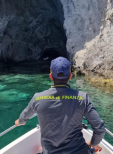 Isola di Ponza, la Guardia di finanza sequestra una grotta ipogea: la sconcertante scoperta 1