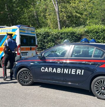 Dramma al Tuscolano: uomo si è dato fuoco in un parco, ferite gravi