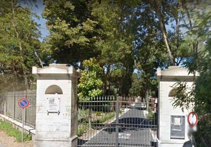 Ladri al cimitero di Fiumicino: scatta l'allarme