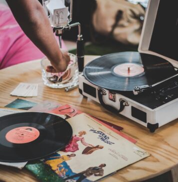 Fiumicino, le chicche della Fiera del disco: tra vinili e poster si balla sulle note di Rino Gaetano