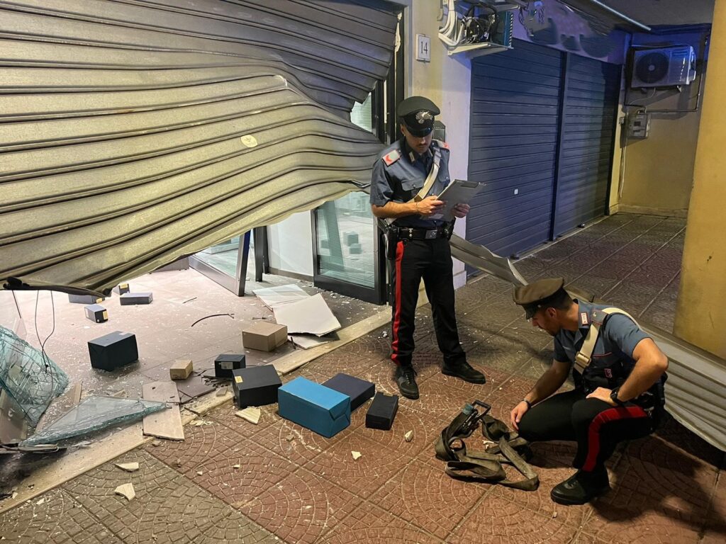 Rapina in gioielleria a Roma: tre banditi armati messi in fuga da padre e figlio 2 Rapina in gioielleria a Roma: tre banditi armati messi in fuga da padre e figlio 2