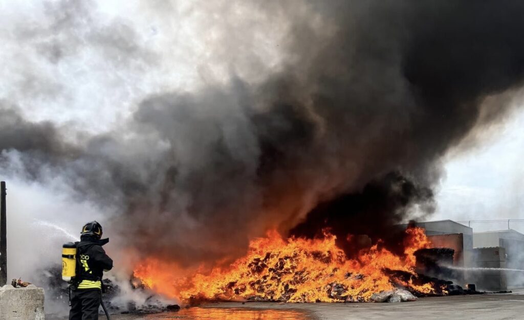 Azienda di rifiuti in fiamme, nube tossica su Civitavecchia (VIDEO) 2