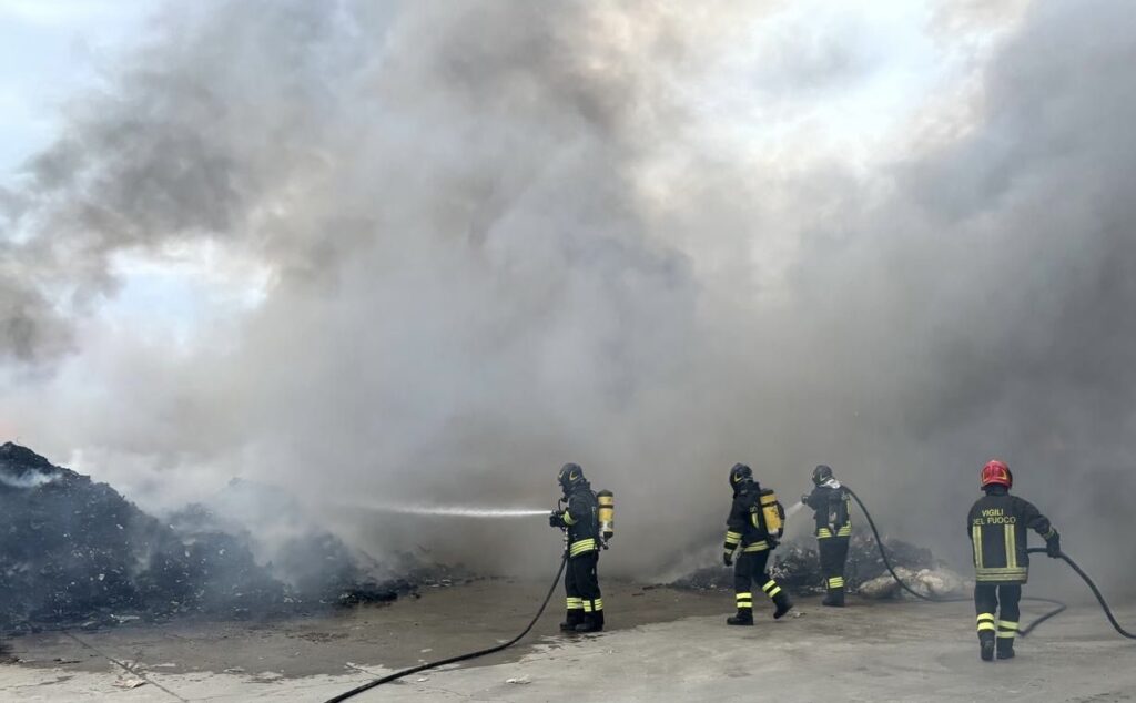 Azienda di rifiuti in fiamme, nube tossica su Civitavecchia (VIDEO) 1