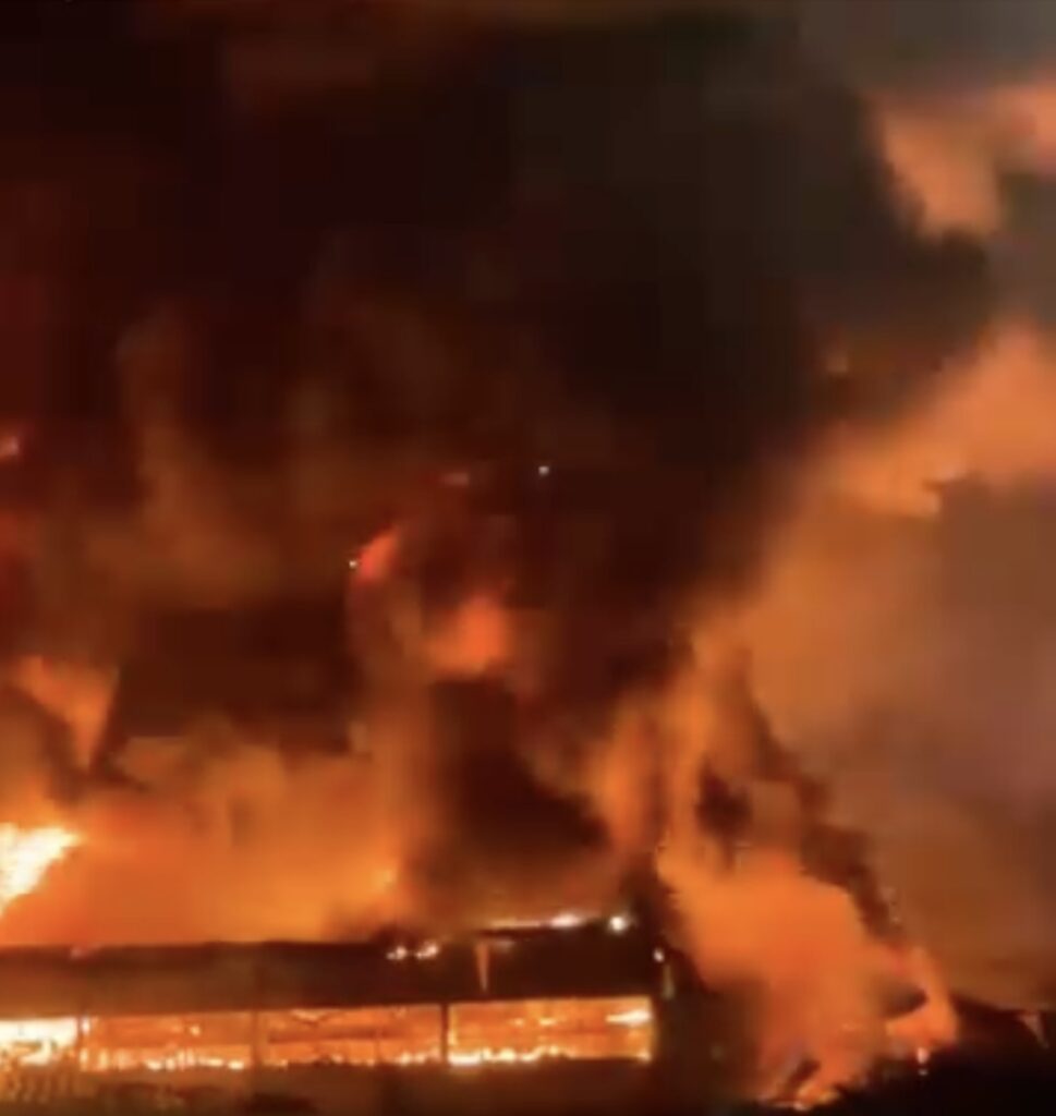 Roma, in fiamme azienda di autotrasporti: nube tossica sulla città (VIDEO) 2
