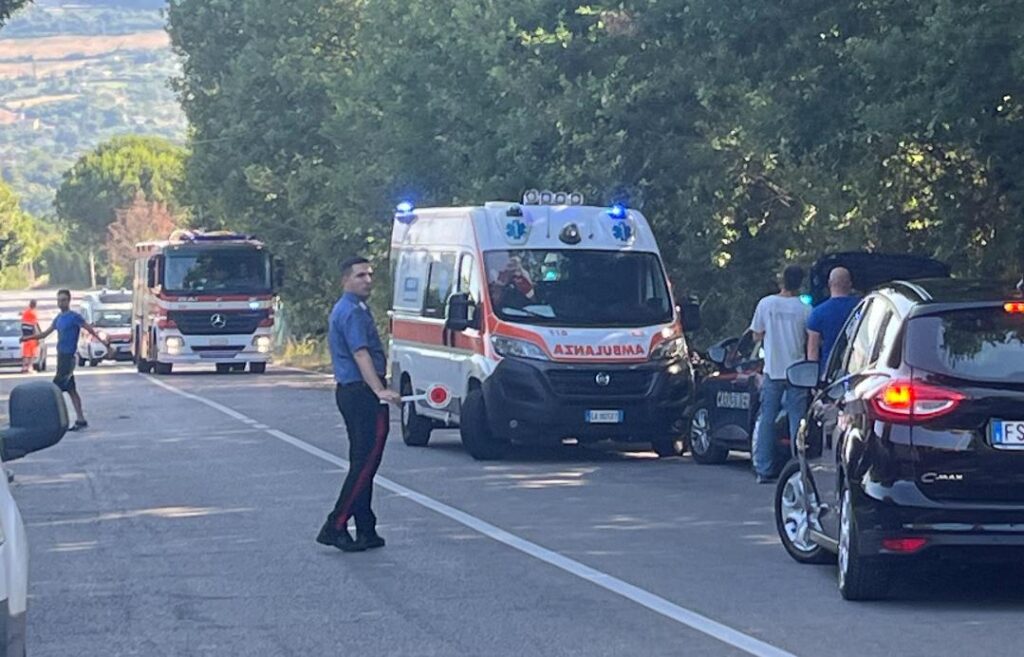 Grave incidente vicino Tivoli: auto si ribalta. Sul posto i vigili del fuoco 2