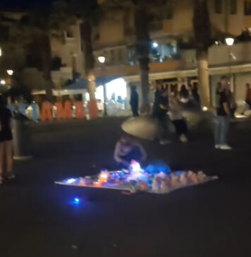 Ostia, passeggiate serali al buio. E nella piazza dilaga l’abusivismo (VIDEO)