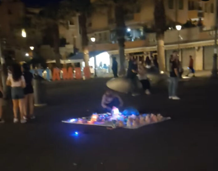 Ostia, passeggiate serali al buio. E nella piazza dilaga l’abusivismo (VIDEO)