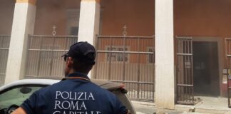 Roma, incendio in una parrocchia: fedeli aiutati ad uscire