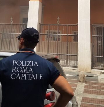 Roma, incendio in una parrocchia: fedeli aiutati ad uscire