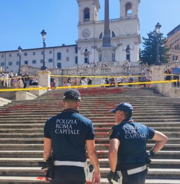 Roma, scalinata di Trinità dei Monti imbrattata da attiviste