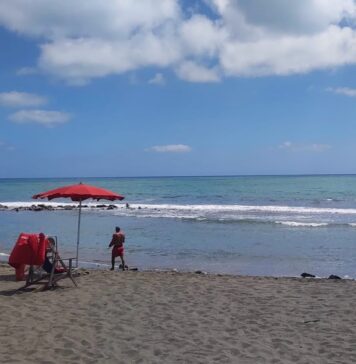 Ostia, rischia di annegare in mare: intervento congiunto di tre bagnini per salvarlo