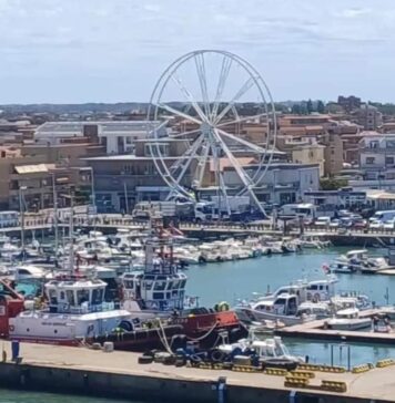 Fiumicino, la ruota panoramica è pronta ma non può ancora funzionare