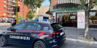 Paura al ristorante cinese: minacce con bottiglia di vetro alla proprietaria per non pagare il conto