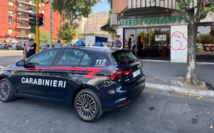 Paura al ristorante cinese: minacce con bottiglia di vetro alla proprietaria per non pagare il conto