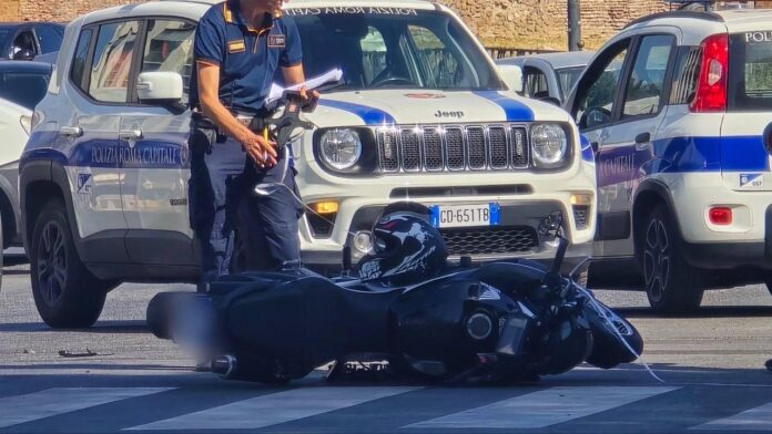 Roma, fuga dopo incidente: trovata conducente Smart, aveva lasciato a terra una persona ferita