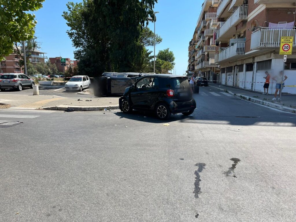 Ostia, spaventoso incidente tra due auto. Vigili del fuoco sul posto: due ragazze in codice rosso (VIDEO) 1