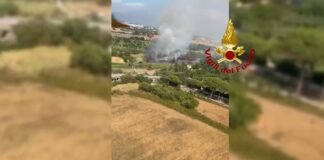 Incendio in zona Parco degli Acquedotti: Vigili del Fuoco in azione anche con elicottero (VIDEO)