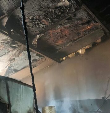Acilia, incendio in un magazzino: sette Vigili del Fuoco intossicati